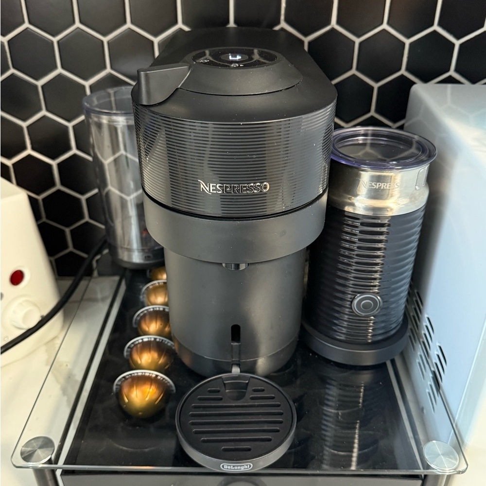 Nespresso Black Coffee Maker with Aeroccino